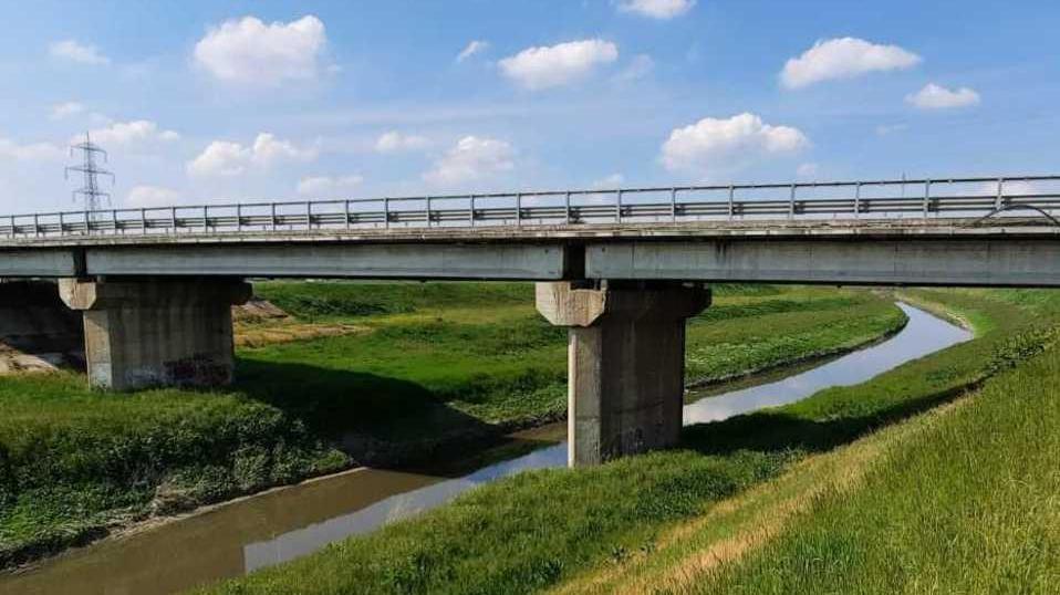 Ponte sul Crostolo travi sollevate per la ristrutturazione