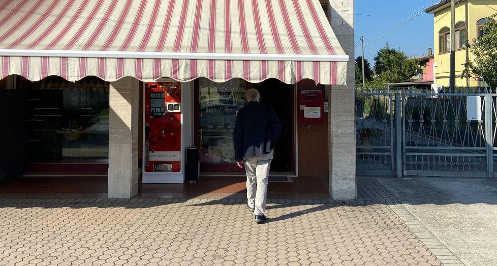 Tabaccaia minacciata col coltello Arrestato il rapinatore 31enne 