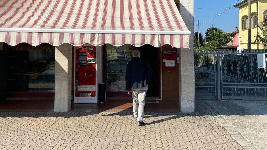 Tabaccaia minacciata col coltello Arrestato il rapinatore 31enne