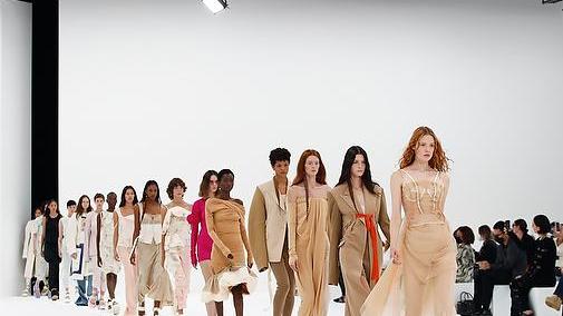 Il barocco minimal di Sportmax, obiettivo conciliare i contrasti linee pulite e corsetti