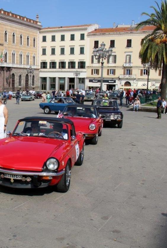 Equipaggi si sfidano alla guida di auto d’epoca 