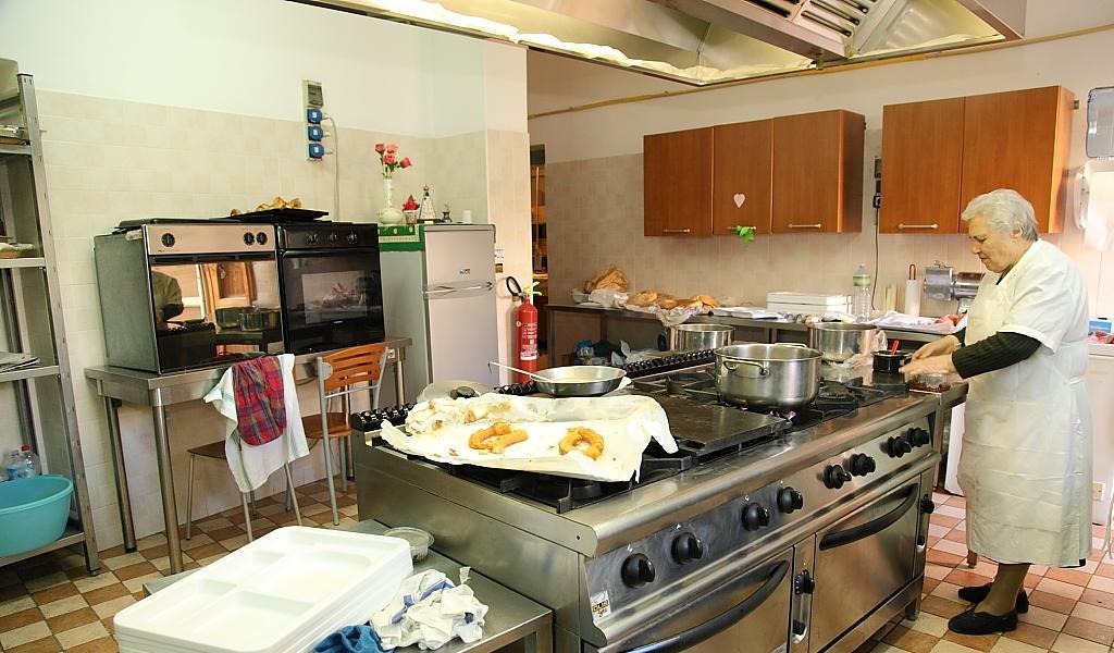 Ai no vax pasti fuori dalla mensa 