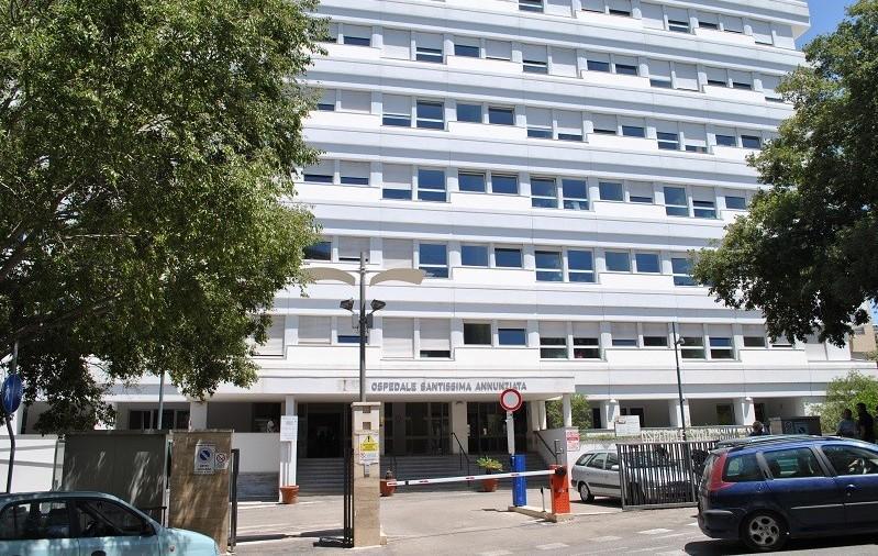 Si dà fuoco, agente ferito per salvarlo 