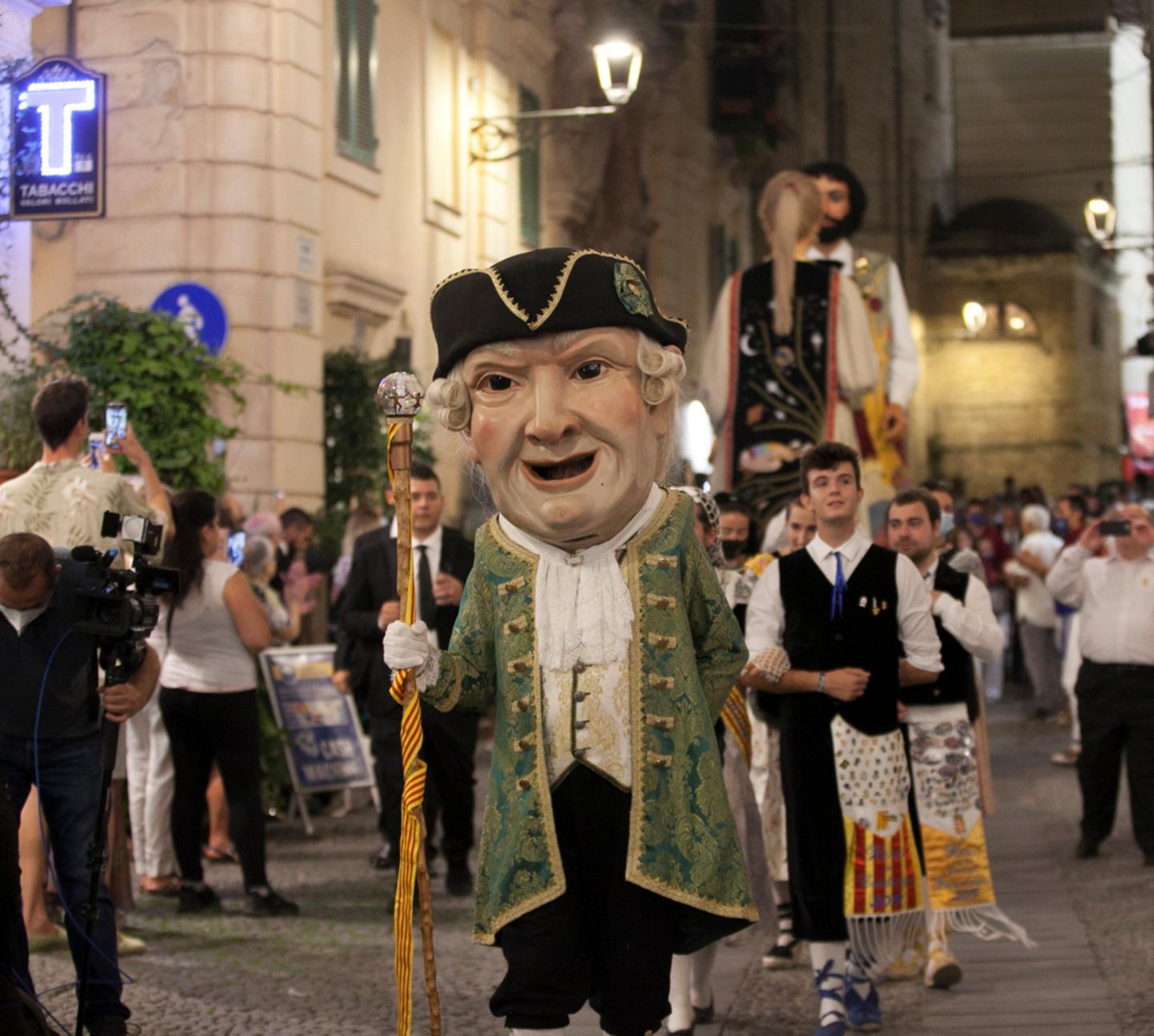 L’attesa dei mille in piazza applausi e cori per il leader 