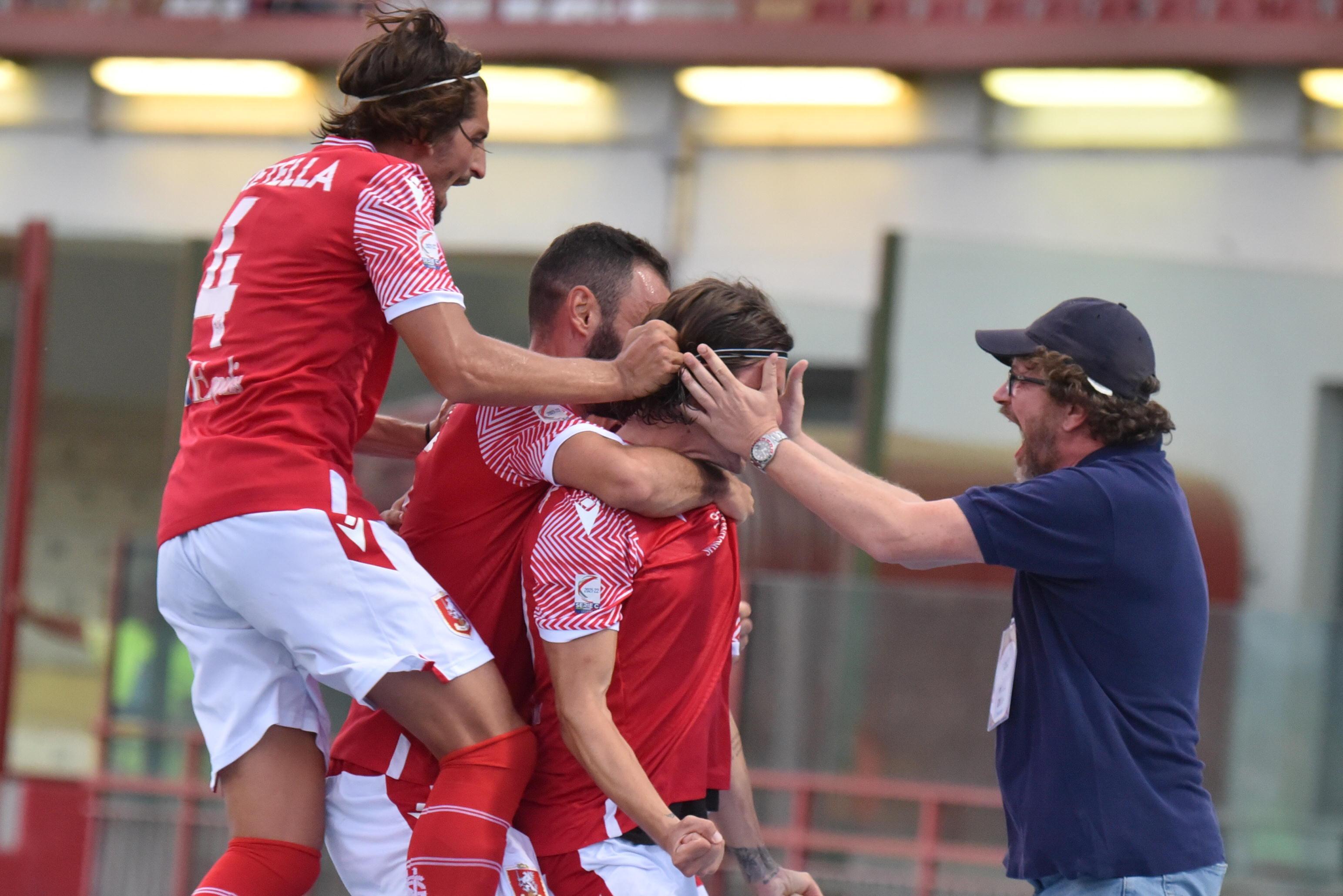 Vrdoljak esulta con i compagni dopo la rete dell'1-1 (Foto AgenziaBF)