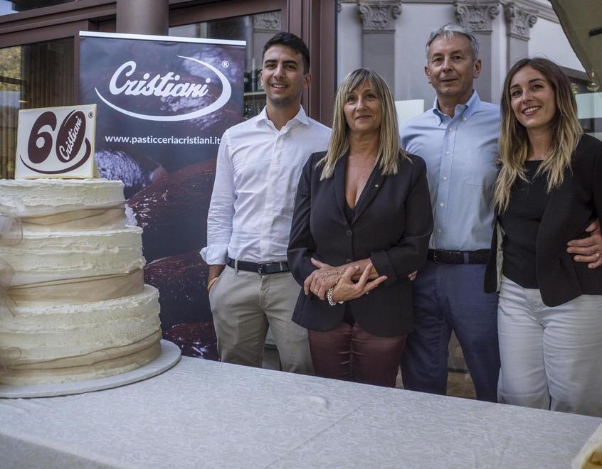 Nella foto Federica Garaffa moglie del maestro pasticciere Sergio Cristiani con i figli Sara e Lorenzo