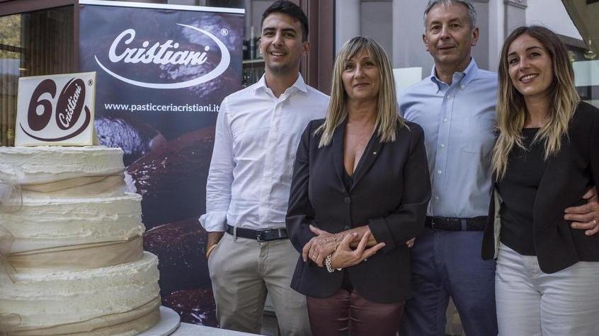Nella foto Federica Garaffa moglie del maestro pasticciere Sergio Cristiani con i figli Sara e Lorenzo