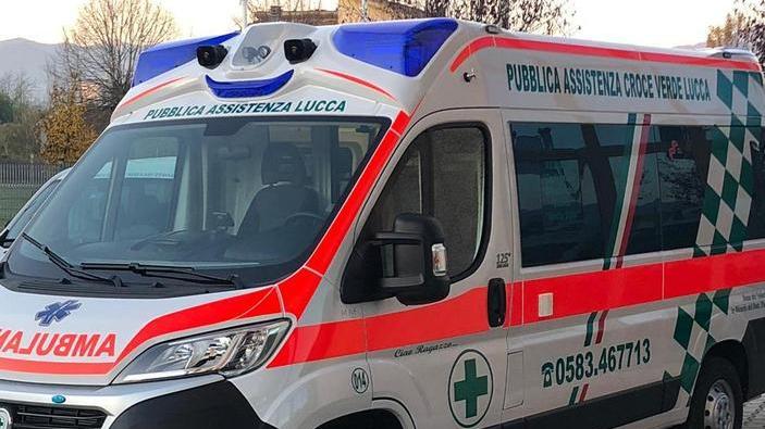 Paura durante una partita tra amici: a 12 anni finisce contro la rete e si infilza con un ferro