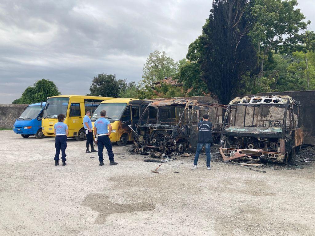 Rogo di scuolabus, tre mezzi distrutti a San Giuliano