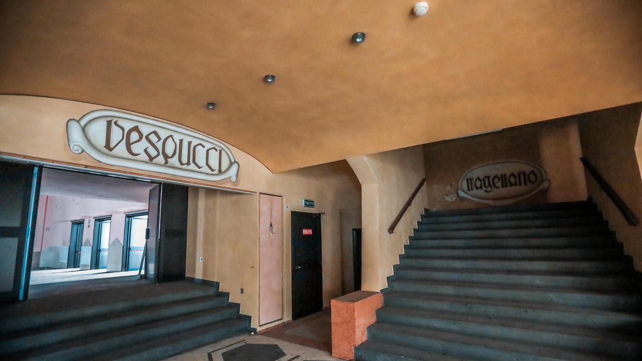 L’ingresso delle sale dell’ex cinema Grande, in piazza Grande