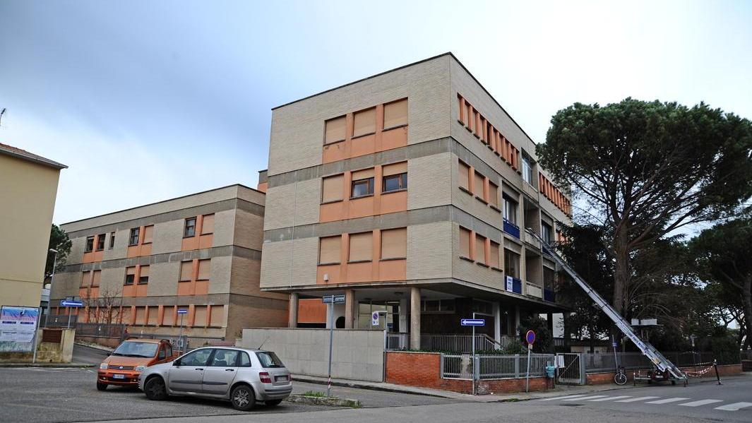 L’edificio di via Savonarola (Foto di archivio)