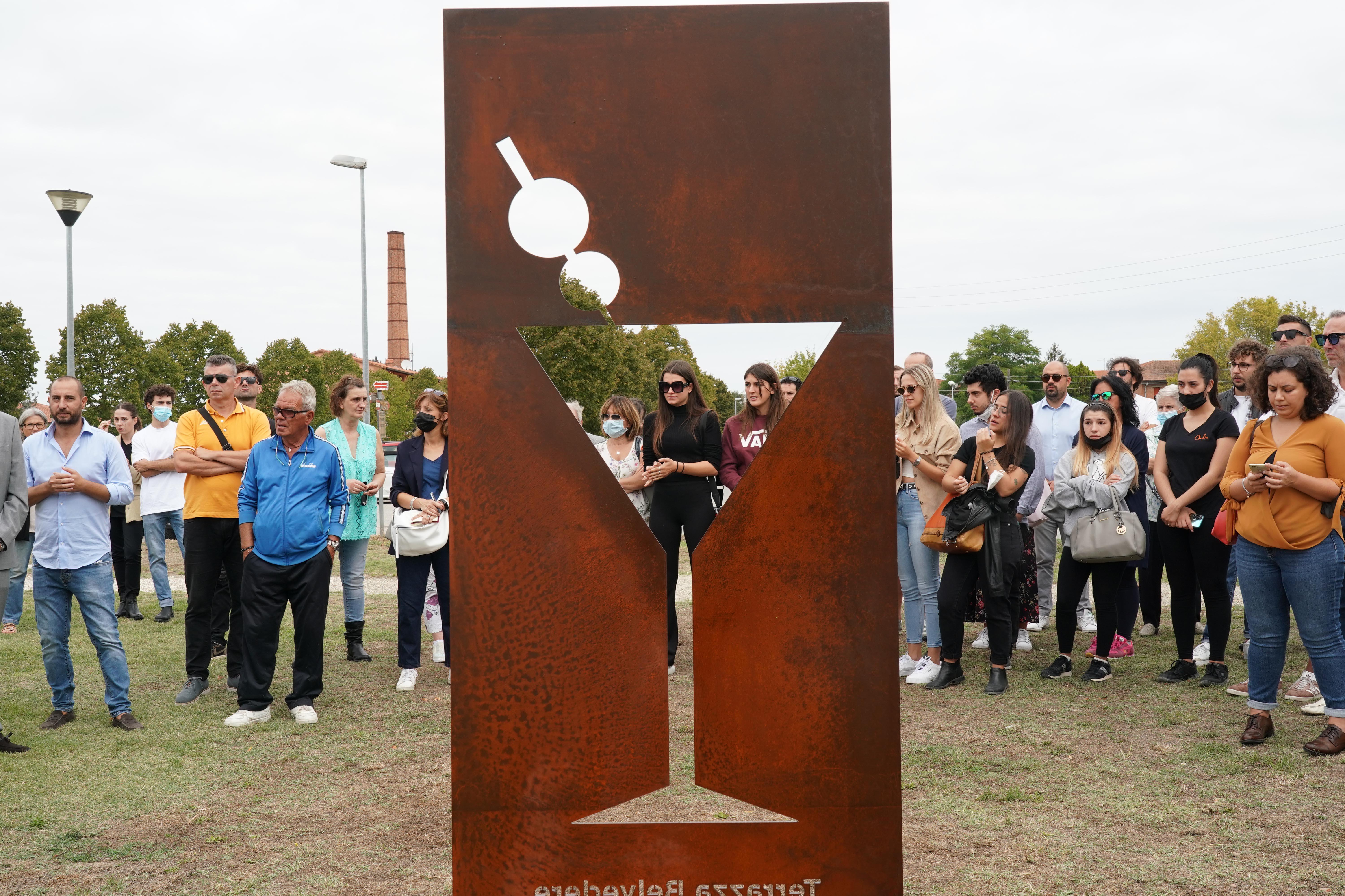 La toccante cerimonia che è stata organizzata ieri, sabato 25, ai laghi Braccini, dove è stata inaugurata un’installazione dedicata alla memoria di Marco Del Rosso junior, il barman di 30 anni morto un anno fa in un incidente stradale; il giovane lavorava nel locale “Laghi Amalia” (Fotoservizio Franco Silvi)