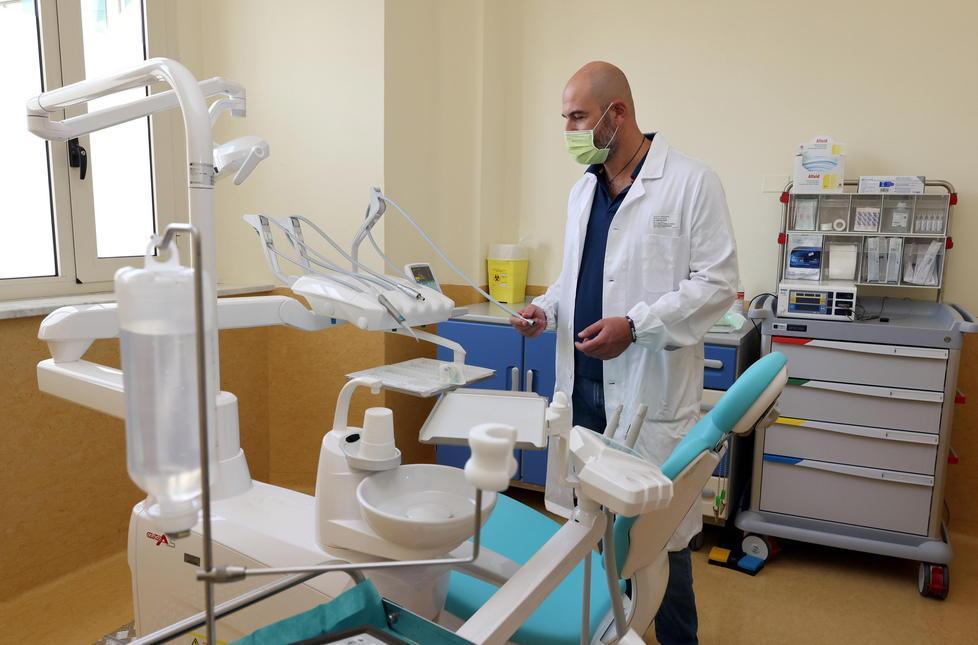 Un medico in un ambulatorio (Foto Nucci)
