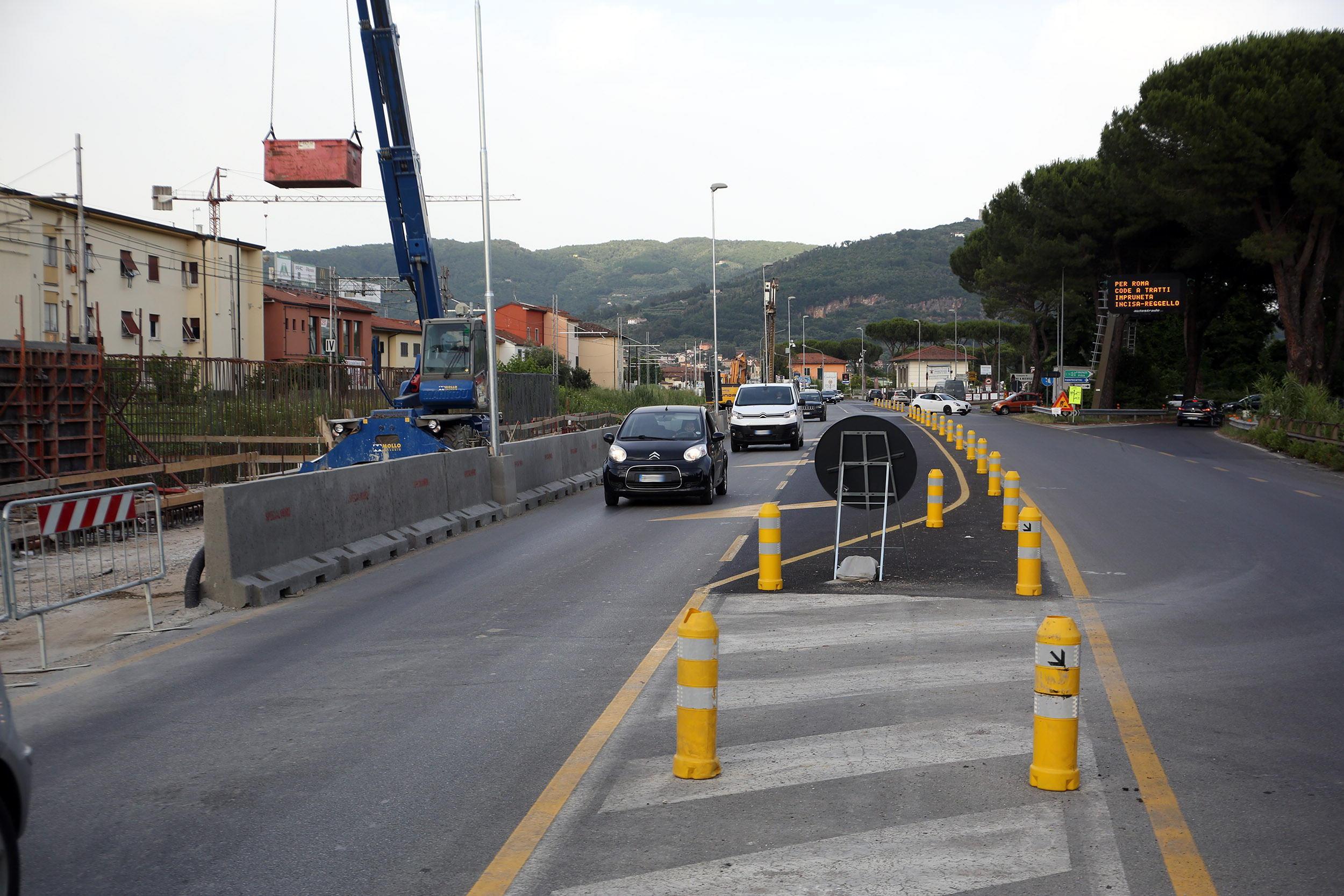 Il restringimento della carreggiata per i lavori alla ferrovia (Foto Silvi)