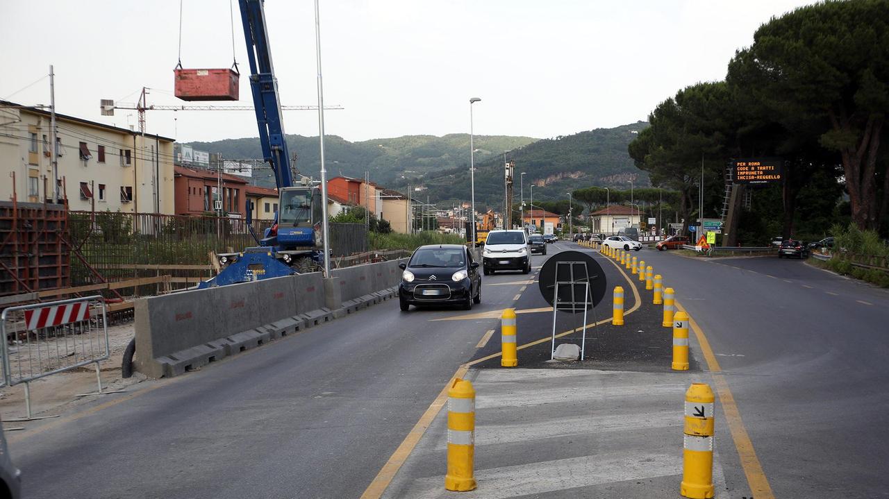 Il restringimento della carreggiata per i lavori alla ferrovia (Foto Silvi)