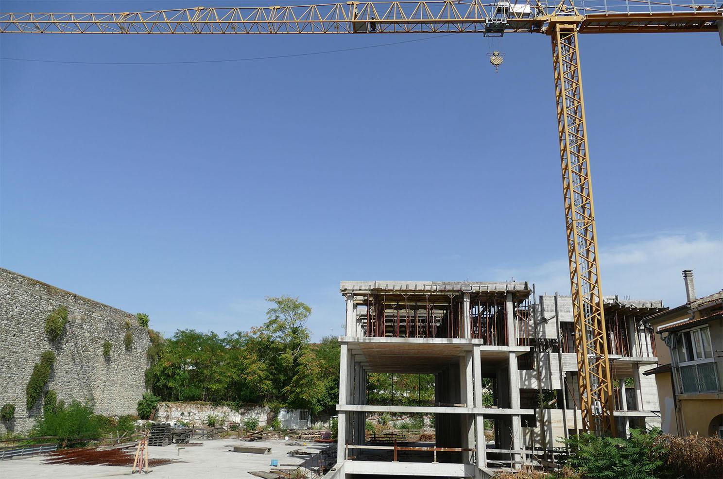 Il cantiere in fondo a via San Fabiano, fermo ormai da anni