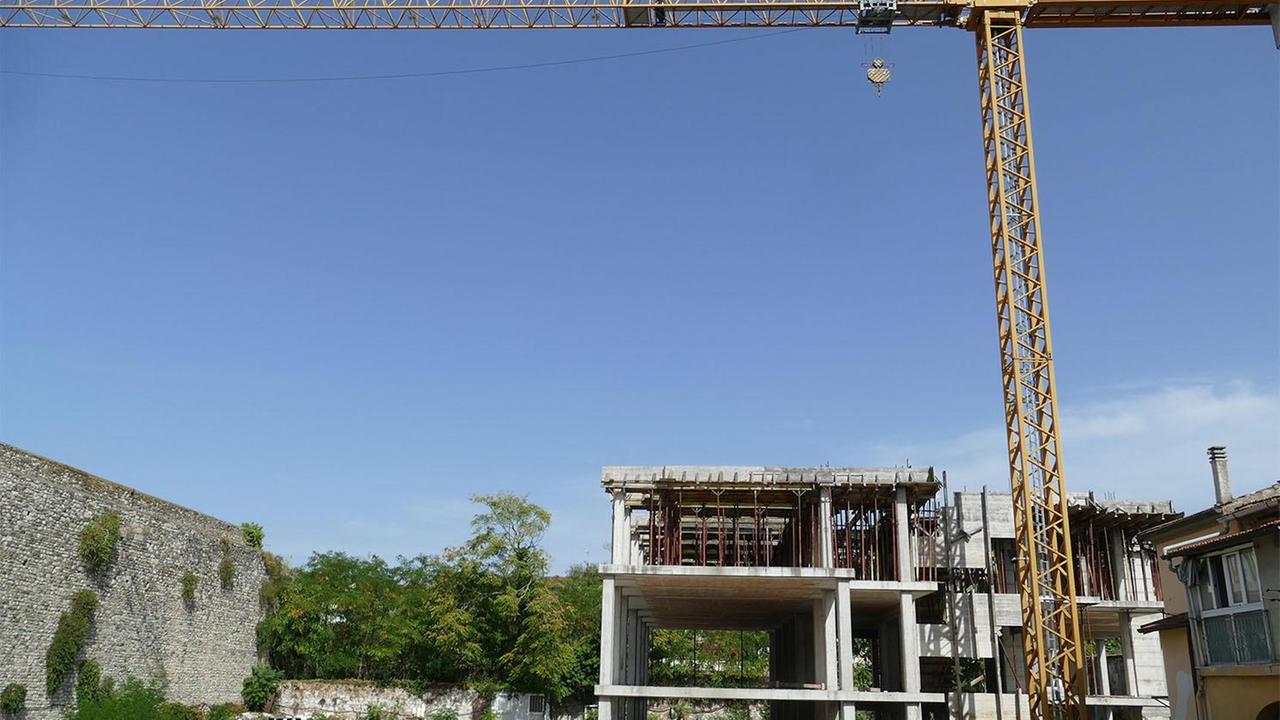 Il cantiere in fondo a via San Fabiano, fermo ormai da anni