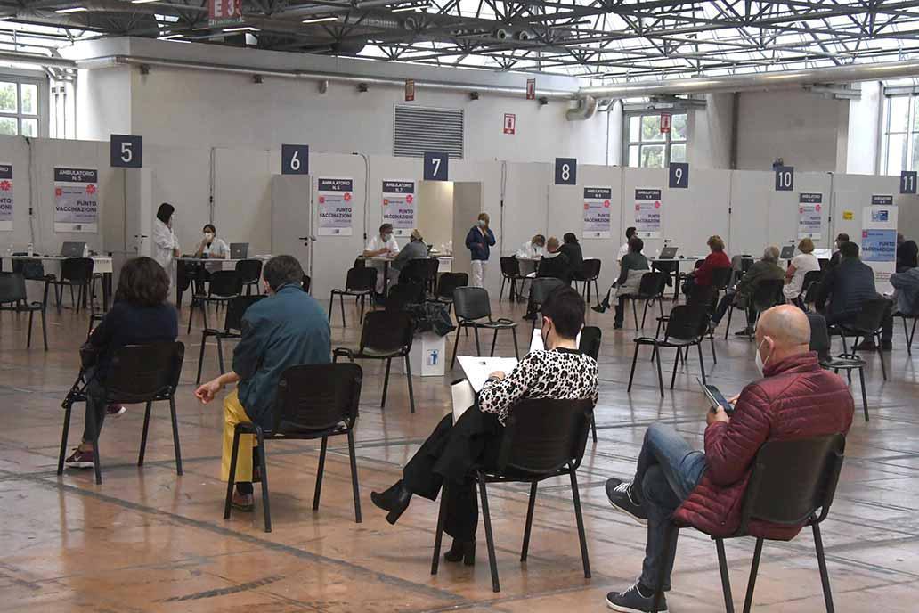 Il centro vaccinale nel padiglione e di Carrarafiere a Marina di Carrara