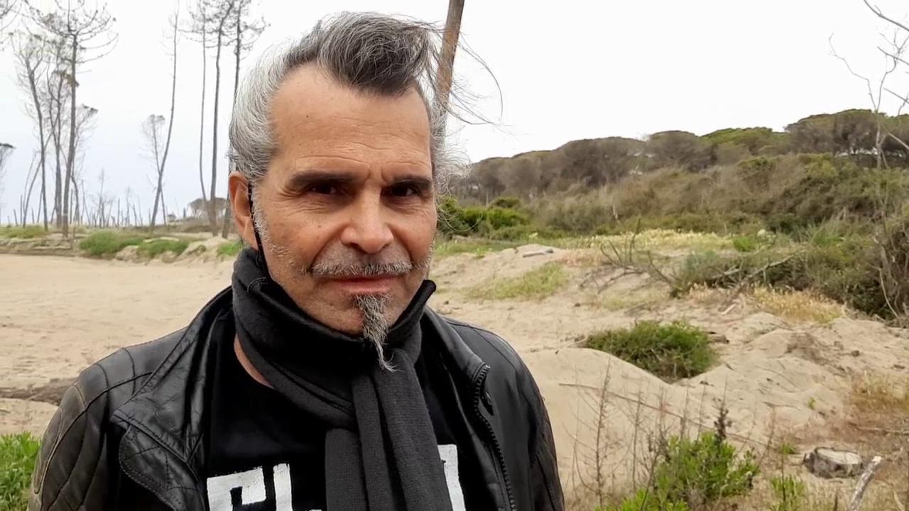 Il cantante Piero Pelù durante un'iniziativa per ripulire una delle spiagge della Maremma