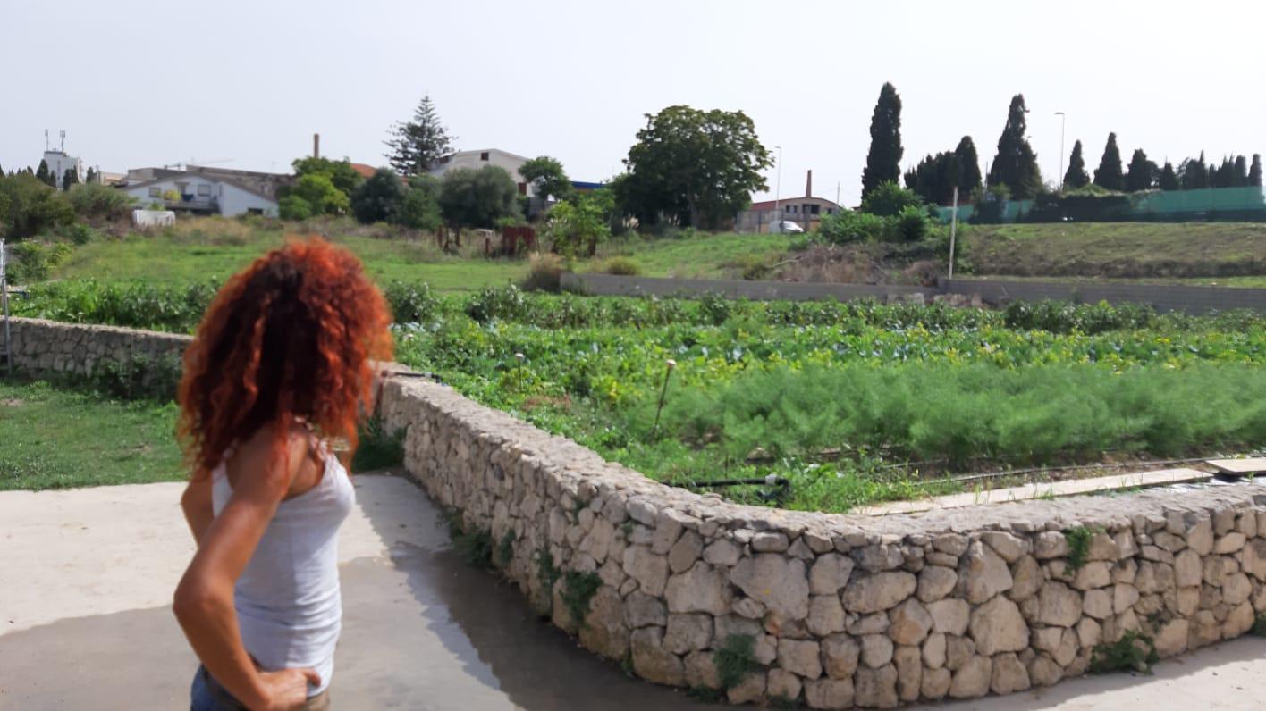 Francesca Chiappe davanti a Orto Vivo in viale Porto Torres