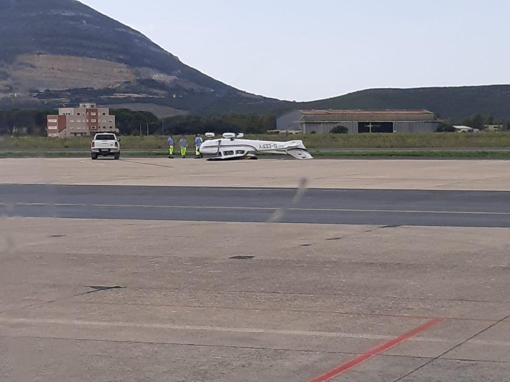 Il velivolo ultraggero rovesciato all'aeroporto di Alghero