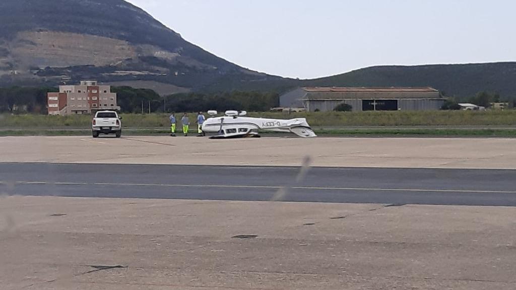 Il velivolo ultraggero rovesciato all'aeroporto di Alghero