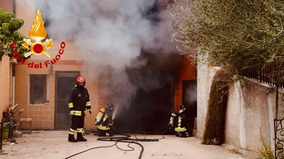 Sassari, auto incendiata a Ottava: i vigili impediscono che le fiamme raggiugano un edificio