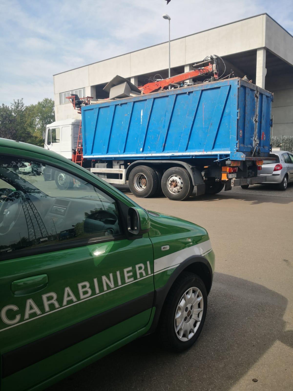 Trasporto illecito di rifiuti, una persona denunciata dai carabinieri forestali