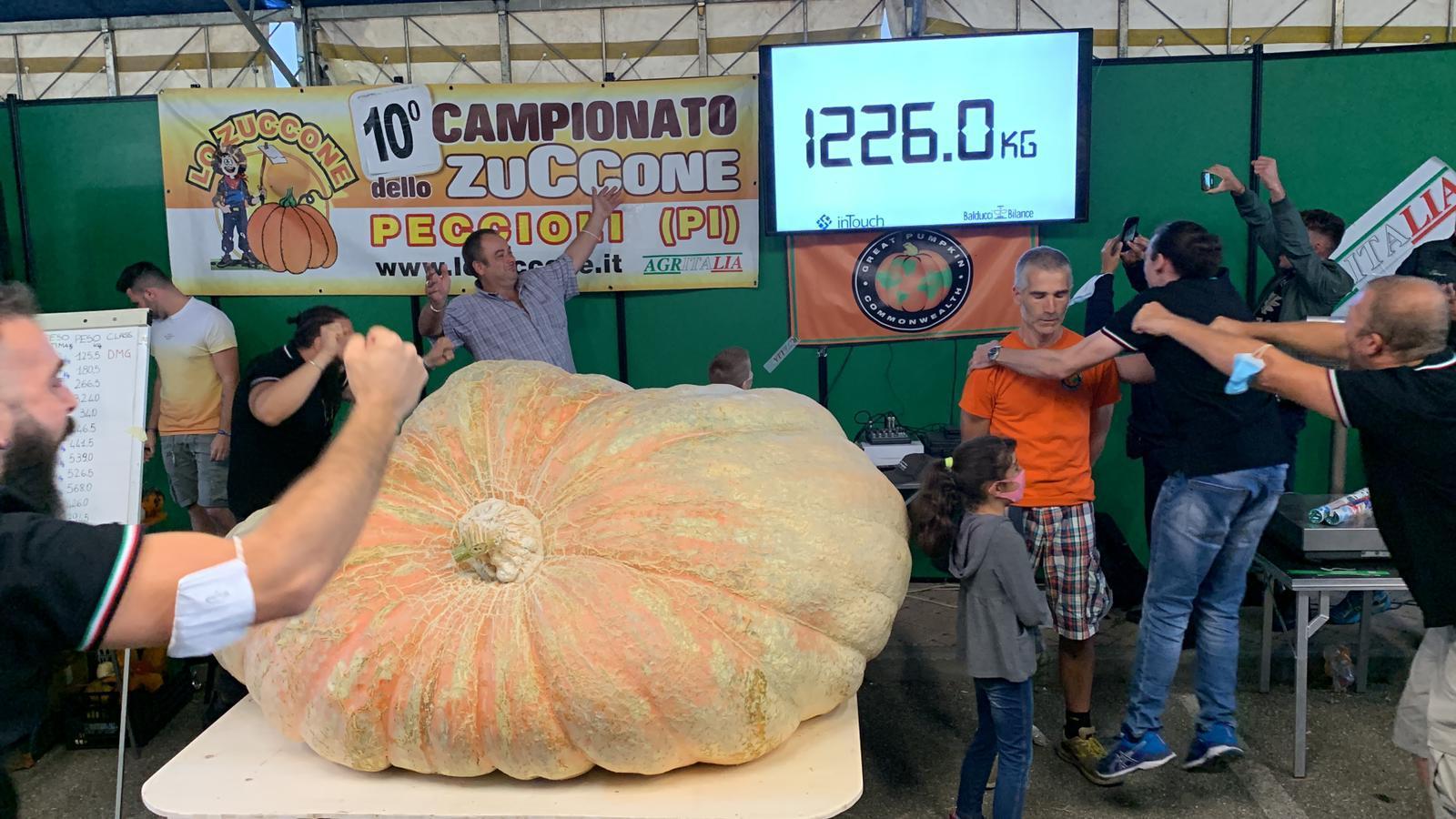 Il momento della vittoria durante la pesa della zucca