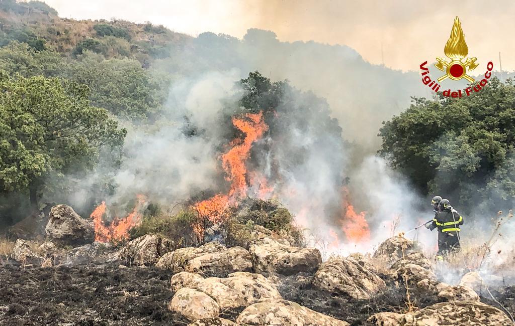 Incendio nella campagna di Suni, il fuoco si è avvicinato alle abitazioni