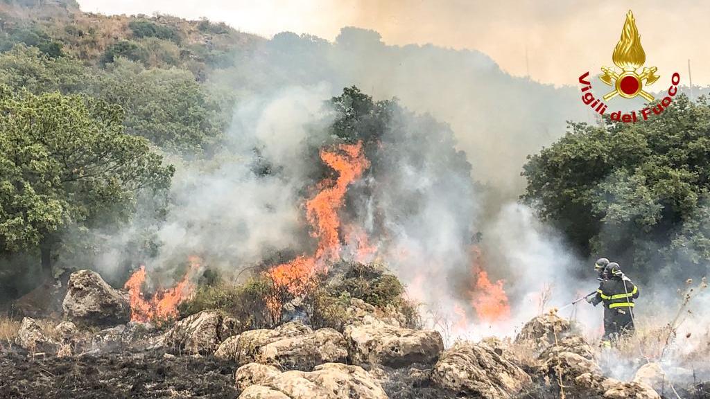 Incendio nella campagna di Suni, il fuoco si è avvicinato alle abitazioni