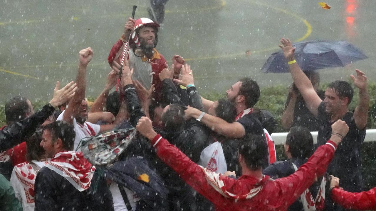 Sanna portato in trionfo dopo la vittoria