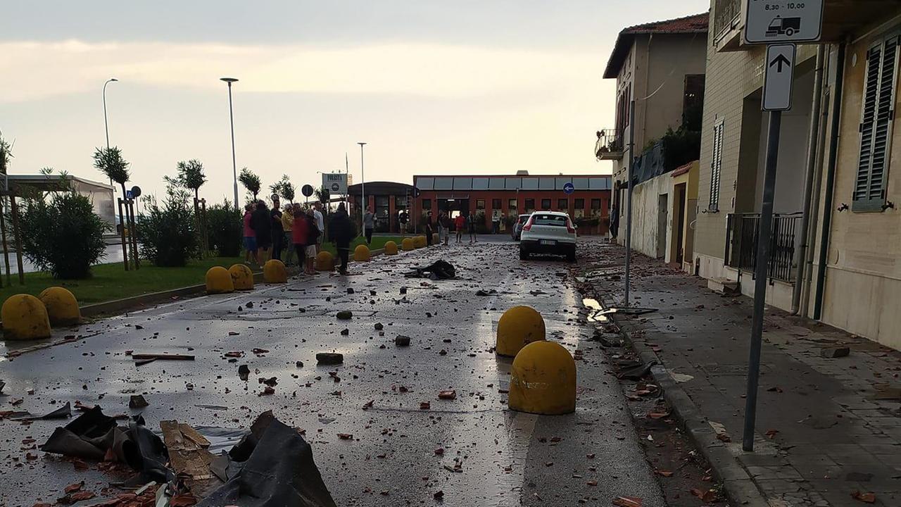 Pioggia di detriti portati dalla tromba d'aria a Marina