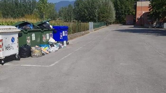 Bidoni colmi di rifiuti e lunghe file all’ingresso
