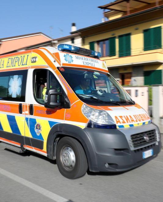 Trovato ferito sulla strada giovane in gravi condizioni 