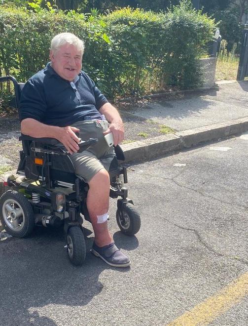 Gli spostano i cassonetti «Troppi trecento metri»
