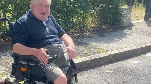 Gli spostano i cassonetti «Troppi trecento metri»
