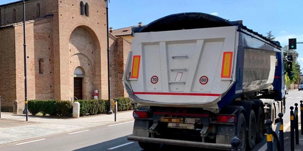 «Passano 8 camion in appena un’ora davanti alla chiesa» 