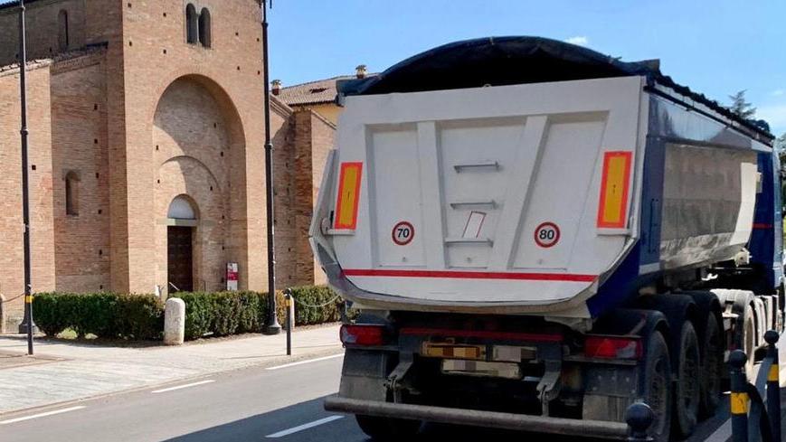 «Passano 8 camion in appena un’ora davanti alla chiesa»