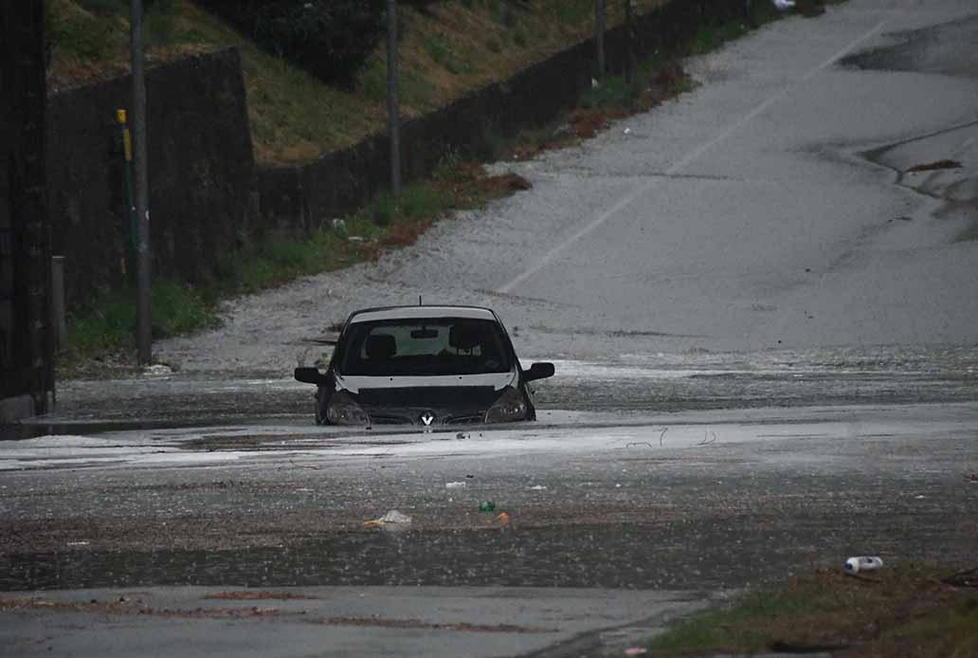 Sottopasso sott’acqua, salvata una donna intrappolata nell'auto
