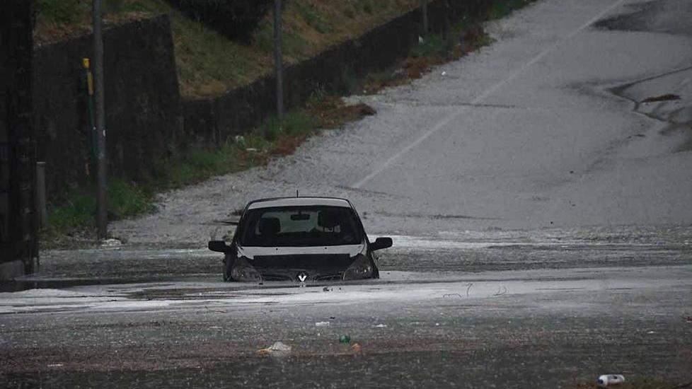 Sottopasso sott’acqua, salvata una donna intrappolata nell'auto