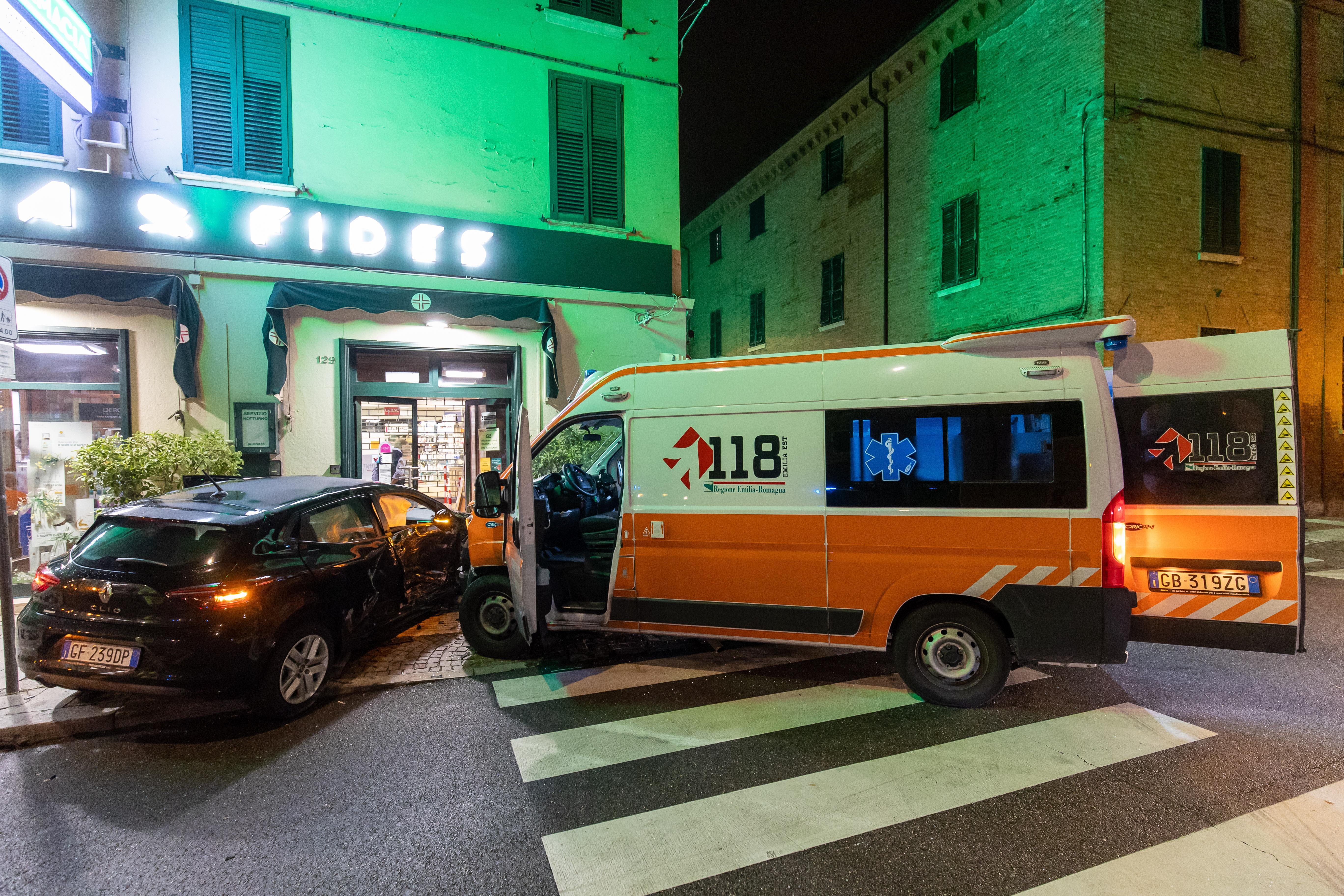 Scontro auto-ambulanza: la corsa finita in farmacia
