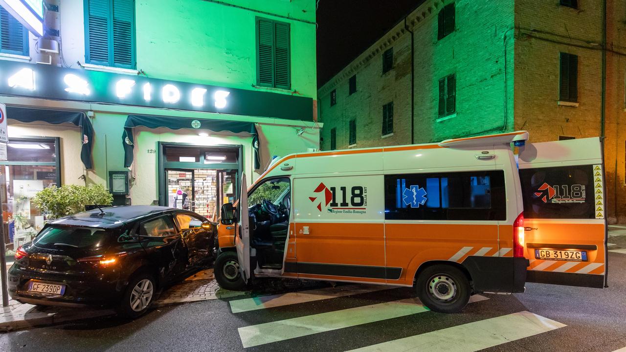 Scontro auto-ambulanza: la corsa finita in farmacia