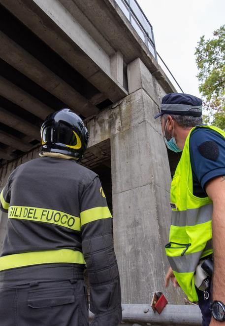 Cadono pezzi dal ponte, auto danneggiata. Proteste per la mancanza di informazioni