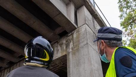 Cadono pezzi dal ponte, auto danneggiata. Proteste per la mancanza di informazioni