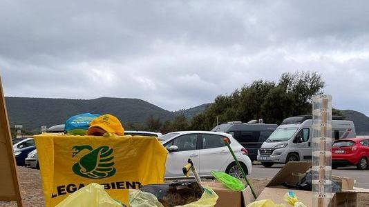 Rifiuti abbandonati sulla duna e tanti mozziconi in spiaggia