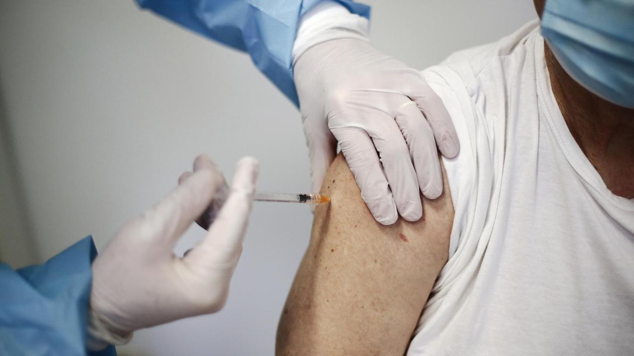 Vaccini, a Lucca sospesi 50 medici: a casa anche 4 farmacisti