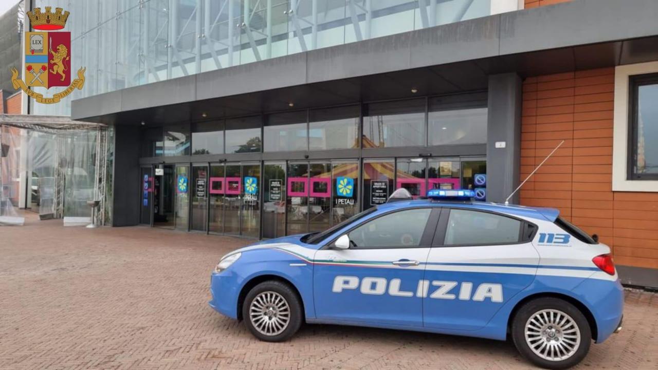 Ruba quattro felpe ai Petali, arrestato