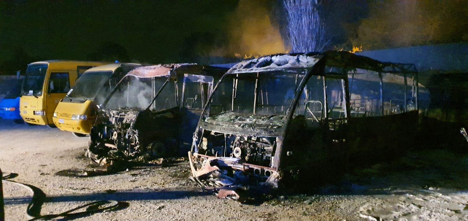 Blitz incendiario nella notte: distrutti tre scuolabus