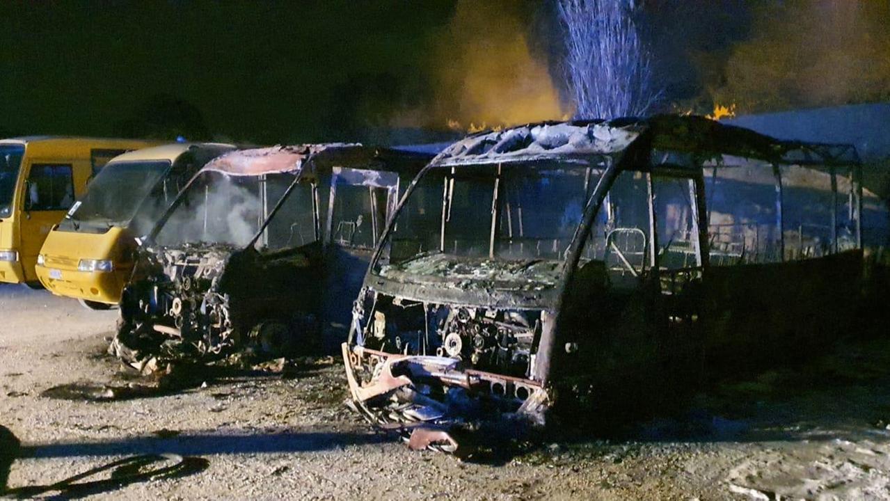 Blitz incendiario nella notte: distrutti tre scuolabus
